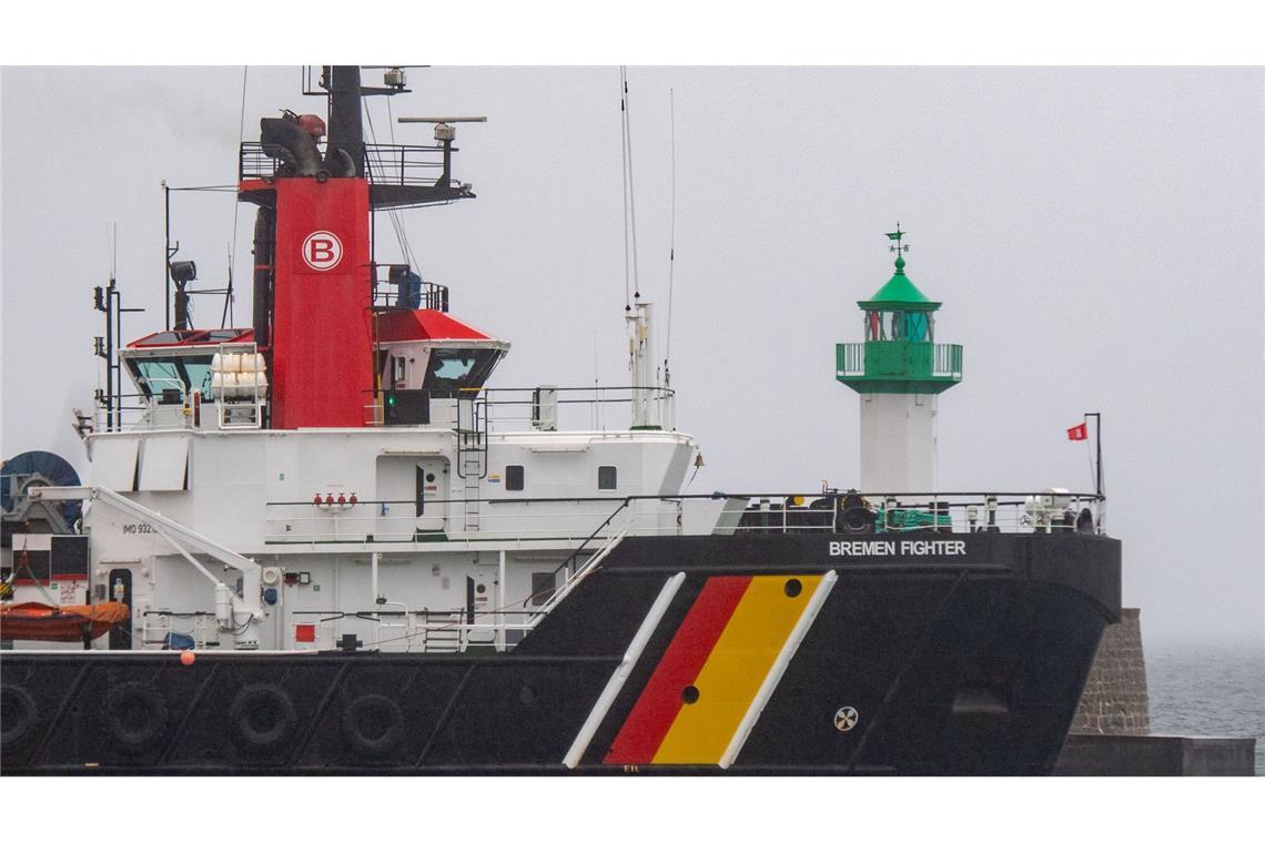 Ein Tanker mit vermutlich 99.000 Tonnen Öl an Bord trieb am Freitag stundenlang vor Rügen manövrierunfähig in der Ostsee, ehre er gesichert werden konnte. Wie es mit dem Schiff weitergeht, war am Abend noch offen. (Archivbild)