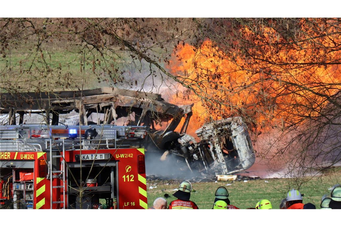 Ein Tanklaster und eine Stadtbahn stehen nach einer Kollision in Flammen.