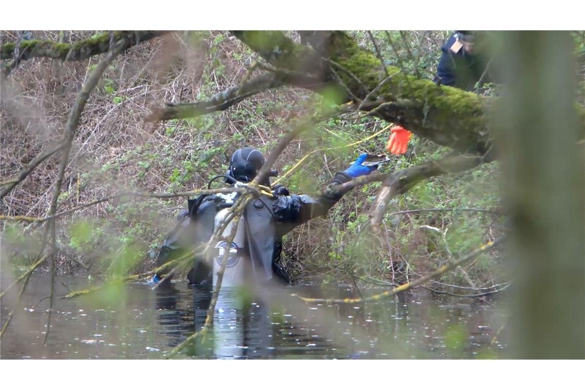 Ein Taucher der Polizei sucht in einem Gewässer nach der Leiche einer mutmaßlich getöteten Frau. (Archivbild)