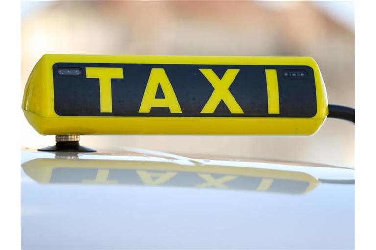 Ein Taxischild an einem Taxi. Foto: Jan Woitas/dpa-Zentralbild/dpa/Symbolbild