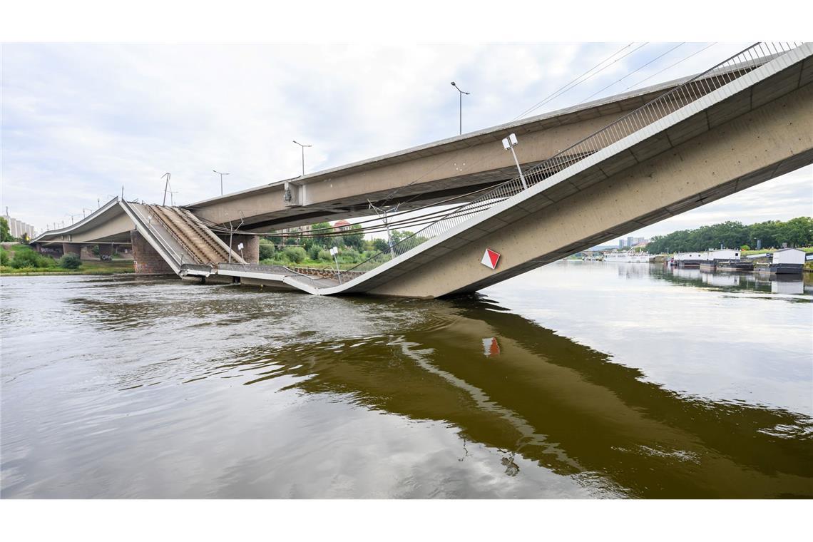 Ein Teil der Brücke liegt in der Elbe.