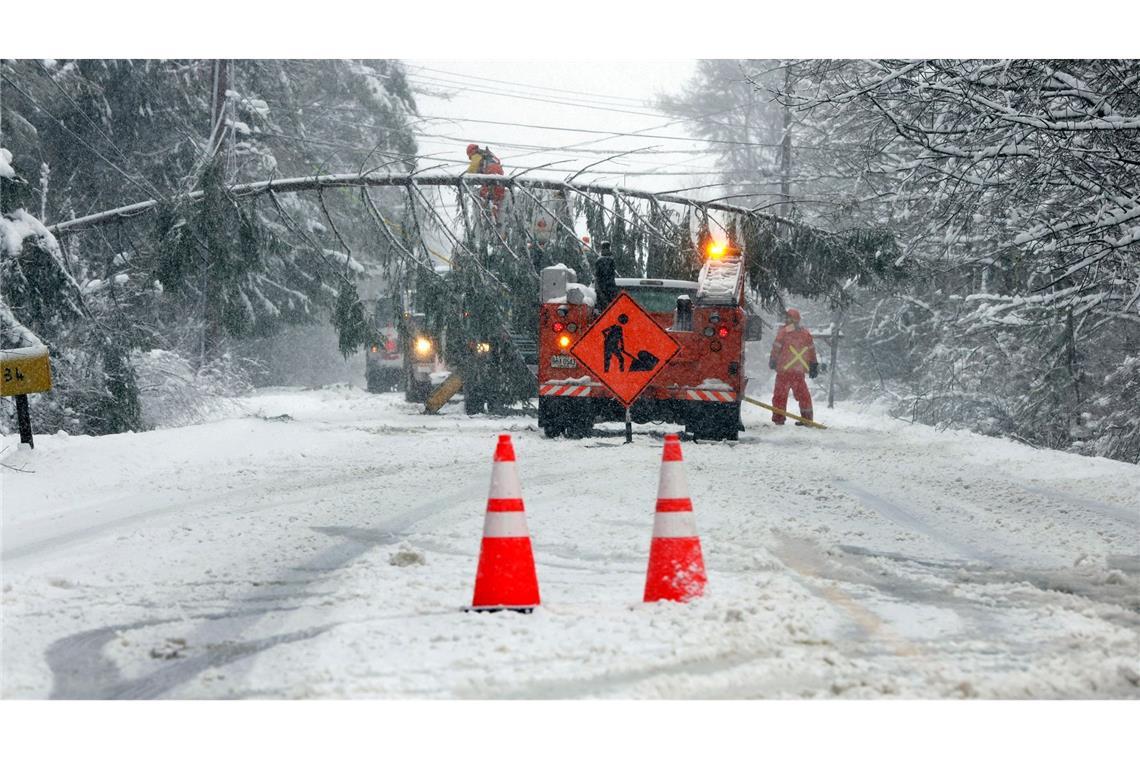 Ein Teil der Route 9 zwischen Falmouth und Cumberland in Maine ist nach heftigem Schneefall gesperrt.