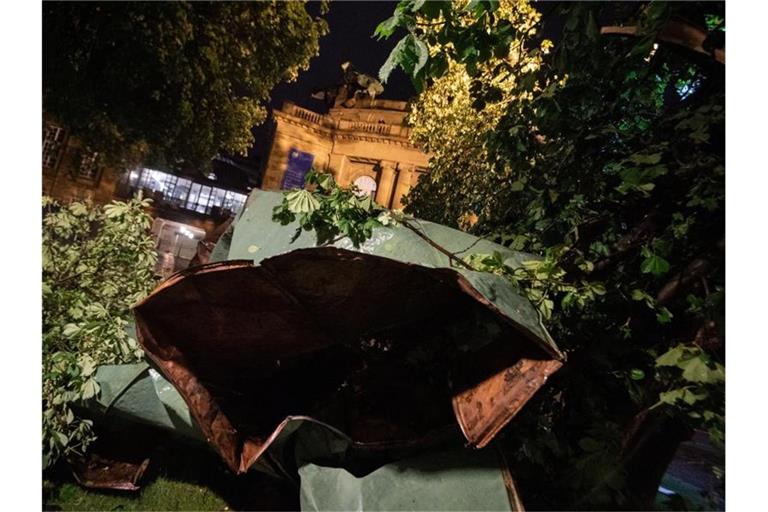 Ein Teil des Daches des Stuttgarter Opernhauses liegt nach einem Unwetter auf dem Boden vor dem Opernhaus. Foto: Marijan Murat/dpa