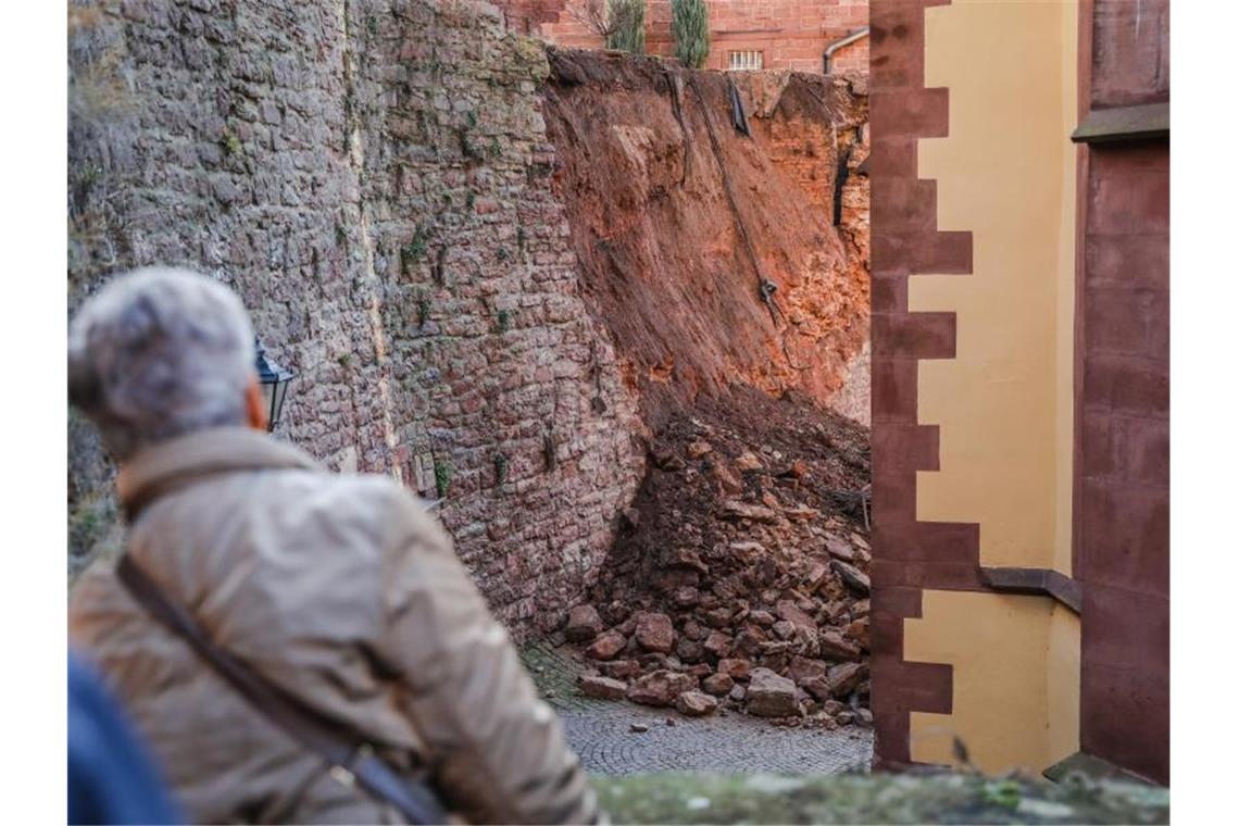 Teile einer alten Mauer in Wertheimer Altstadt eingestürzt Ein Teil einer historischen Mauer ist in der Wertheimer Altstadt eingestürzt. Foto: Christoph Schmidt/dpa