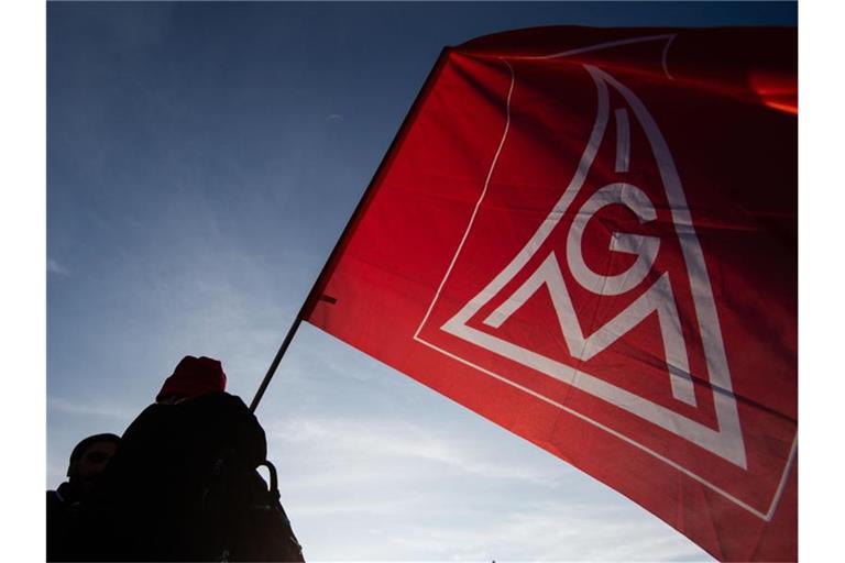 Ein Teilnehmer einer Aktion der IG Metall mit passender Flagge. Foto: Marijan Murat/dpa/Archivbild