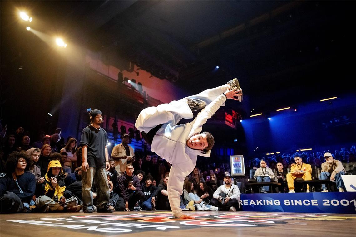 Ein Teilnehmer während des Breakdance-Wettbewerbs in Rotterdam - jetzt ist die Sportart erstmals bei Olympia dabei. (Archivbild)