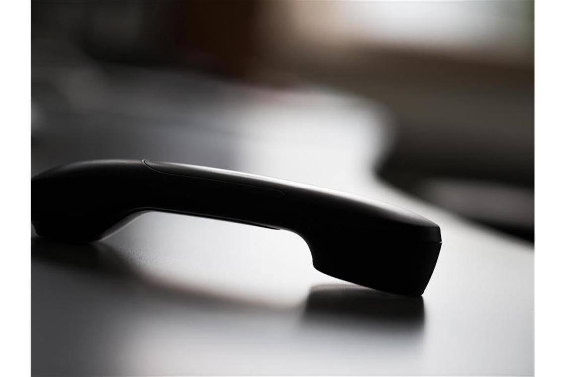 Falscher Staatsanwalt will Seniorin abzocken Ein Telefonhörer liegt auf einem Tisch. Foto: Rolf Vennenbernd/dpa/Archivbild