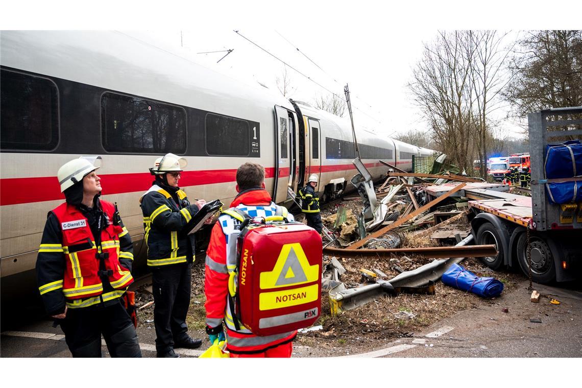 Ein Toter und 25 Verletzte - das ist die Bilanz des schweren Zugunglücks an der Stadtgrenze von Hamburg.