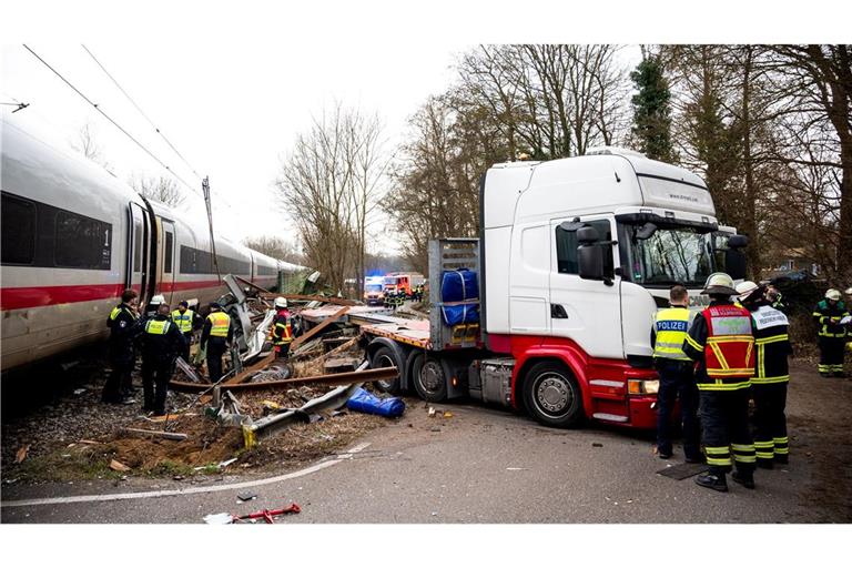 Ein Toter und elf Verletzte - das ist Bilanz des schweren Zugunglücks an der Stadtgrenze von Hamburg.