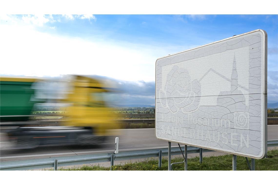 Ein touristisches Hinweisschild für das Europa-Rosarium in Sangerhausen an der A38 ist nicht mehr erkennbar. Dieses Schild kann nur sehr kostspielig wieder in Stand gesetzt werden.