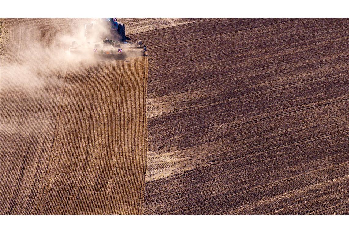 Ein Traktor zieht in Mecklenburg-Vorpommern eine Egge über einen Acker und bereitet das Feld für die Aussaat in den nächsten Tagen vor.