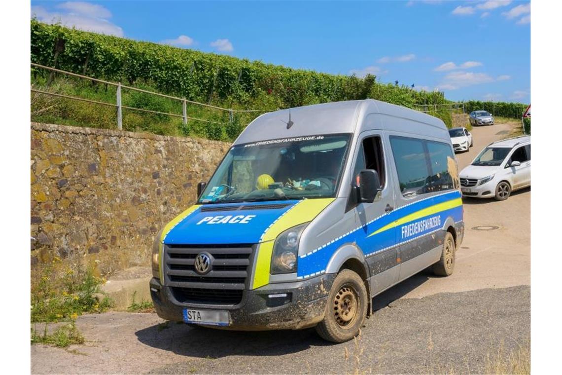 Polizei hat „Querdenker“ im Katastrophengebiet im Blick Ein Transporter mit der Aufschrift "Friedensfahrzeug" fährt am Rand des Katastrophengebiets in den Weinbergen entlang. Foto: Thomas Frey/dpa