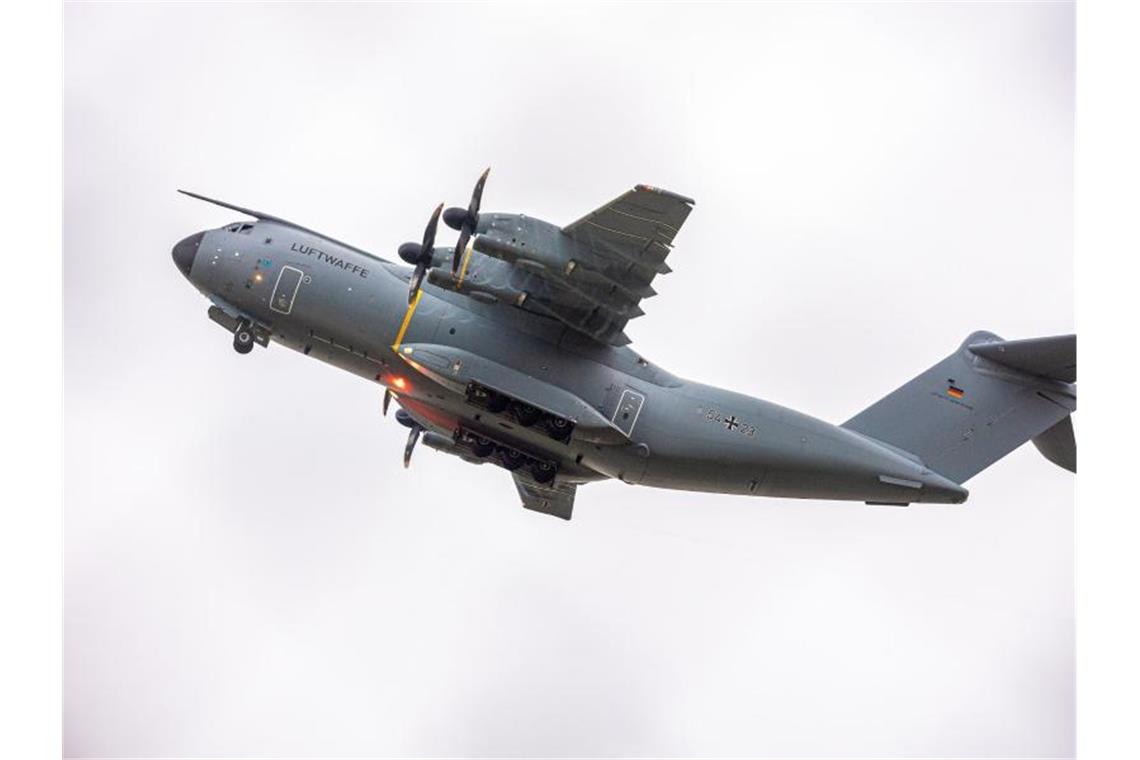 Schwieriger Start der deutschen Evakuierungsaktion in Kabul Ein Transportflugzeug vom Typ Airbus A400M der Luftwaffe startet am Morgen vom Fliegerhorst Wunstorf. Foto: Moritz Frankenberg/dpa