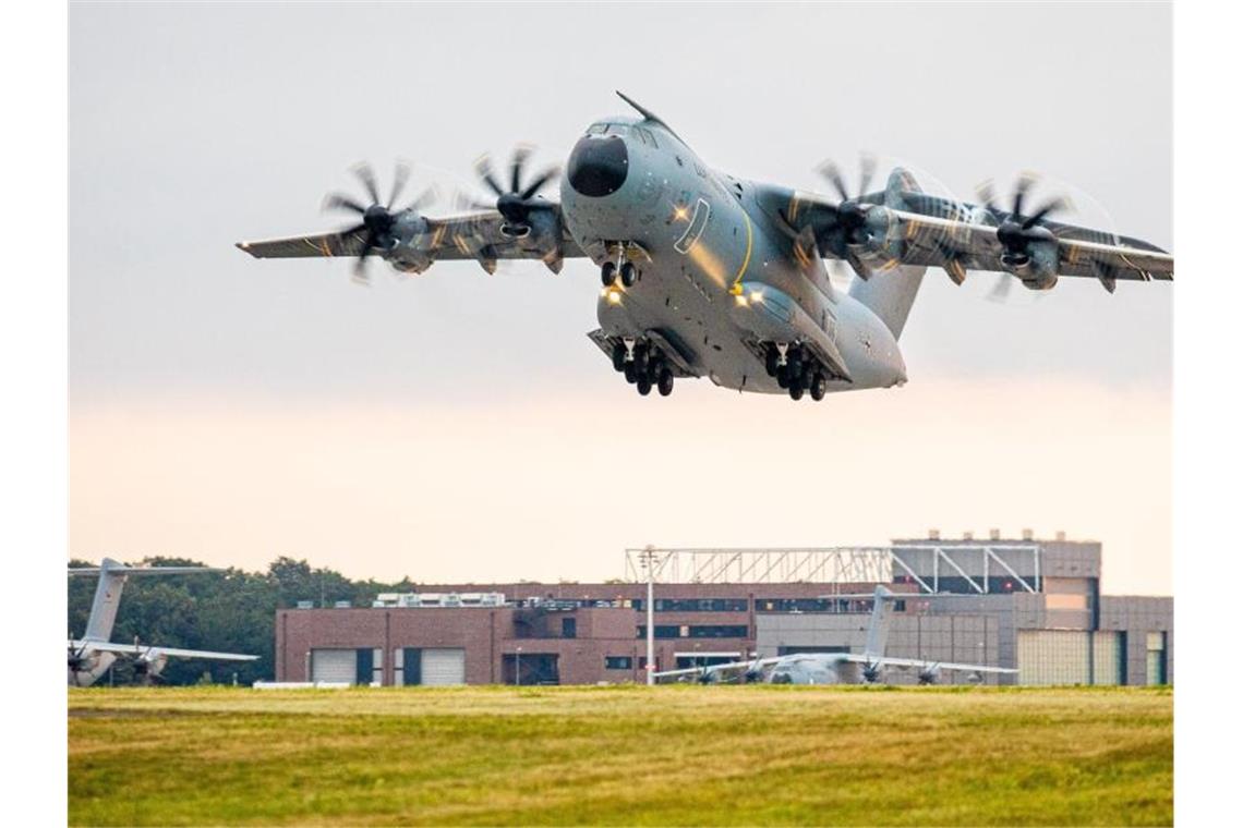 Schwieriger Start der deutschen Evakuierungsaktion in Kabul Ein Transportflugzeug vom Typ Airbus A400M der Luftwaffe startet am Morgen auf dem Fliegerhorst Wunstorf. Foto: Moritz Frankenberg/dpa