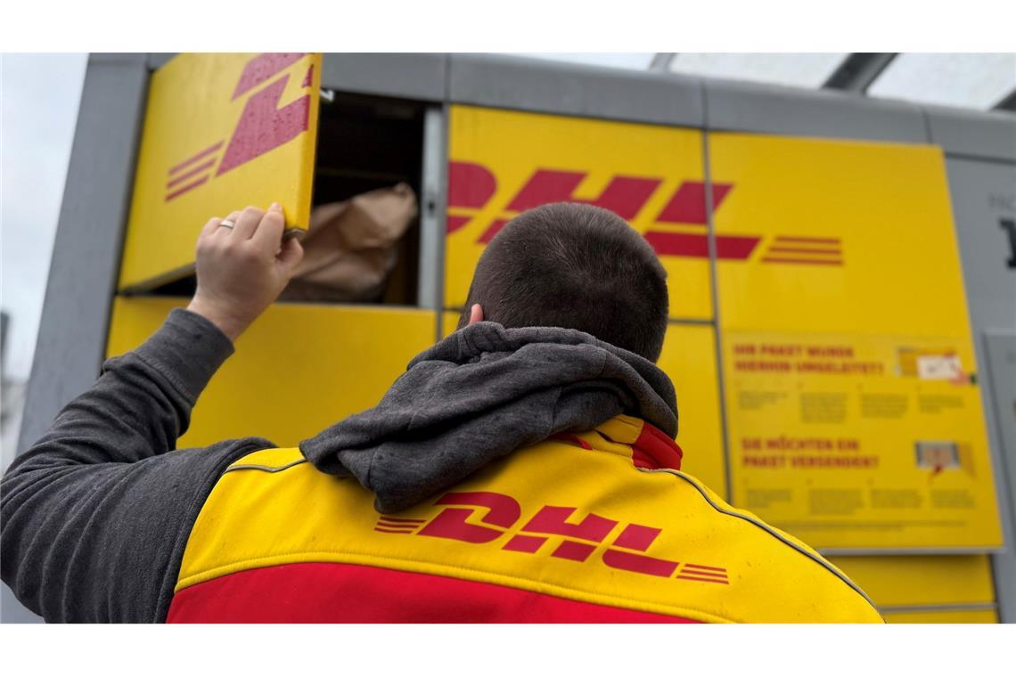 Ein typischer DHL-Paketautomat, der gerade von einem Paketboten befüllt wird. (Archivbild)