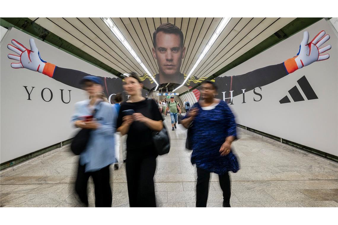 Ein übergroßes Bild von Deutschlands Torwart Manuel Neuer ist am Odeonsplatz zu sehen. Das Bild ist so aufgebaut, dass es beim Betreten des Tunnels perspektivisch richtig dargestellt wird.