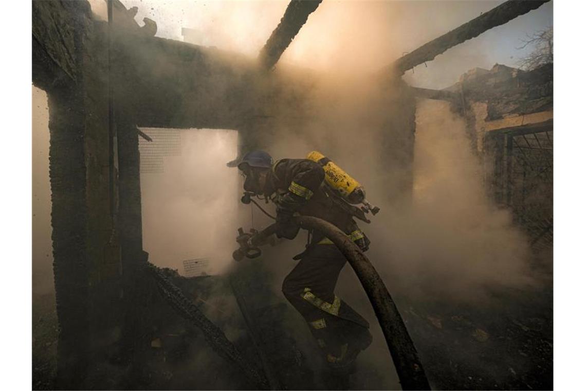 Krieg gegen die Ukraine: So ist die Lage Ein ukrainischer Feuerwehrmann bei Löscharbeiten in einem nach russischen Angriffen zerstörten Haus in Kiew. Foto: Vadim Ghirda/AP/dpa