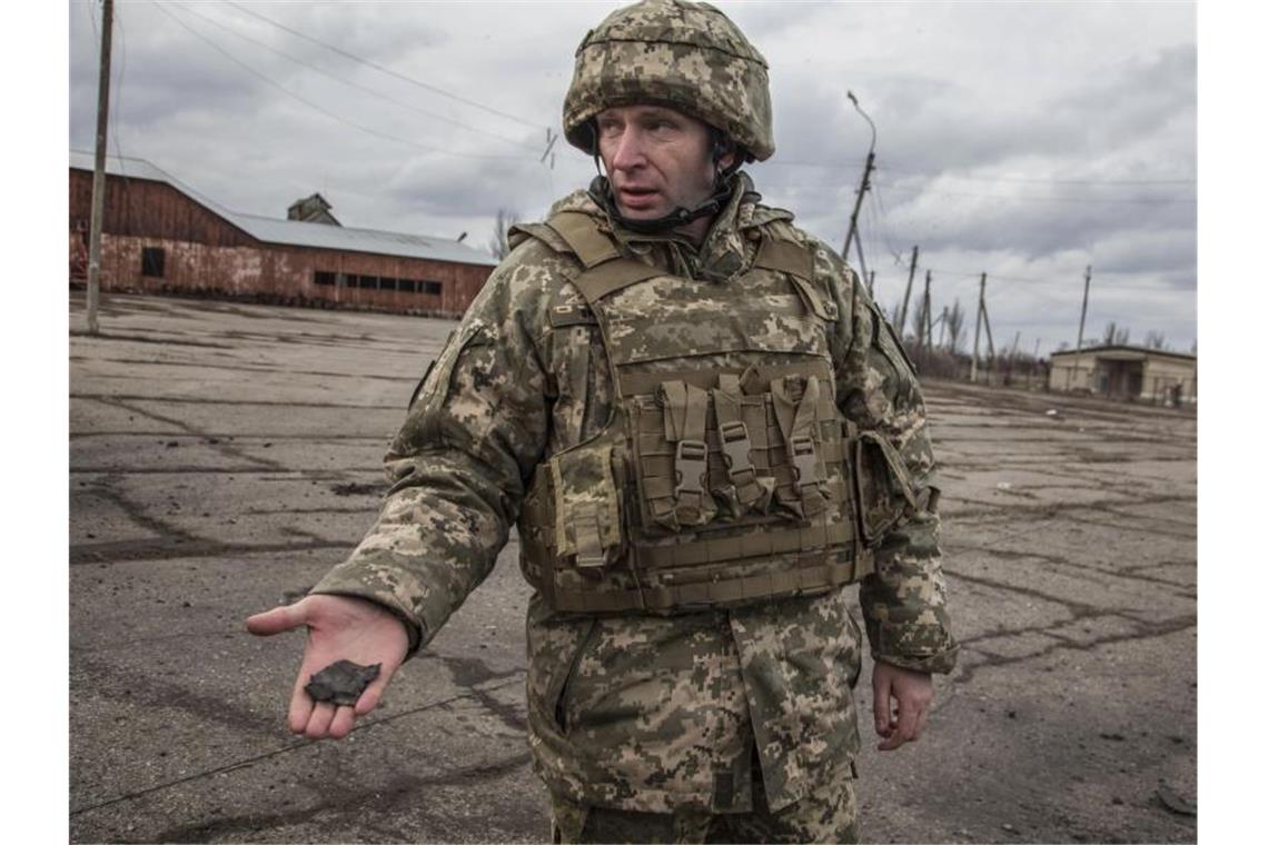 Nato befürchtet „vollständigen Angriff“ auf Ukraine Ein ukrainischer General zeigt ein Granatsplitter nach einem Beschuss prorussischer Kämpfer in der Region Luhansk. Foto: Oleksandr Ratushniak/AP/dpa