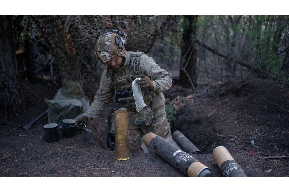 Ein ukrainischer Soldat bereitet Granaten für eine Gebirgshaubitze an der Frontlinie in der Region Donezk vor.