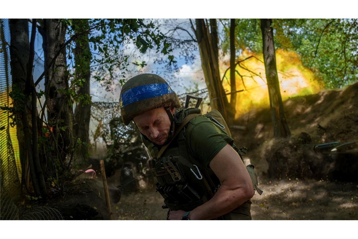 Ein ukrainischer Soldat der Khartia-Brigade feuert an der Frontlinie in Charkiw mit einer D-20-Kanone auf russische Stellungen.