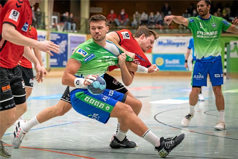 Ein umkämpftes Duell, in dem am Ende die HCOB-Handballer um Tim Düren von Fürstenfeldbruck niedergerungen wurden. Foto: A. Becher