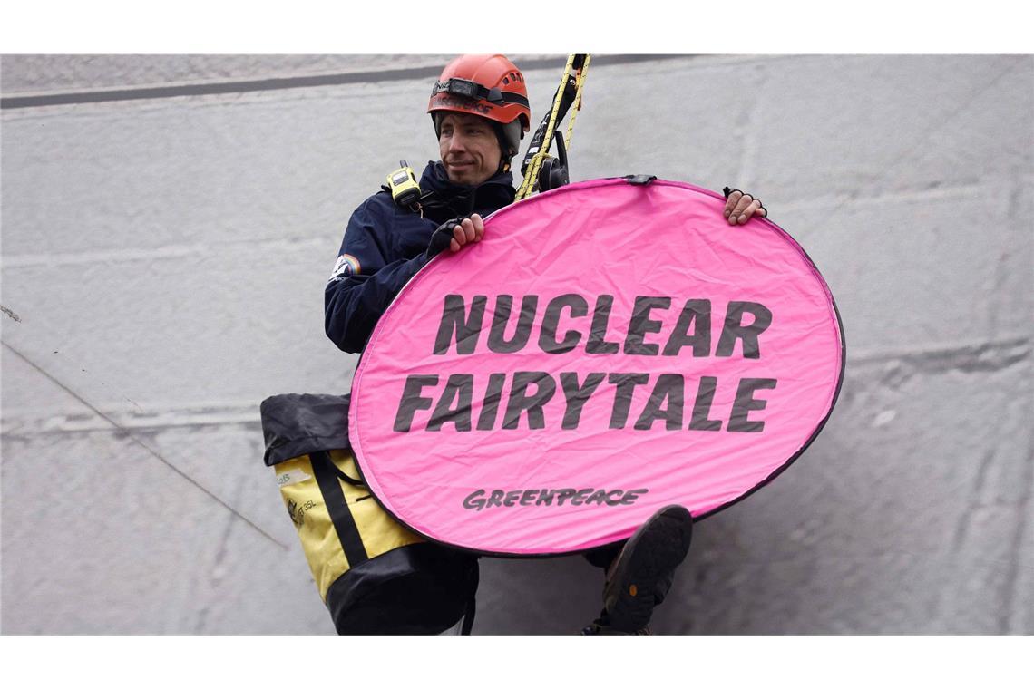 Ein Umweltaktivist von Greenpeace seilt sich vom Dach des Expo-Gebäudes in Brüssel ab und verzögert den Beginn des „Atomgipfels“.