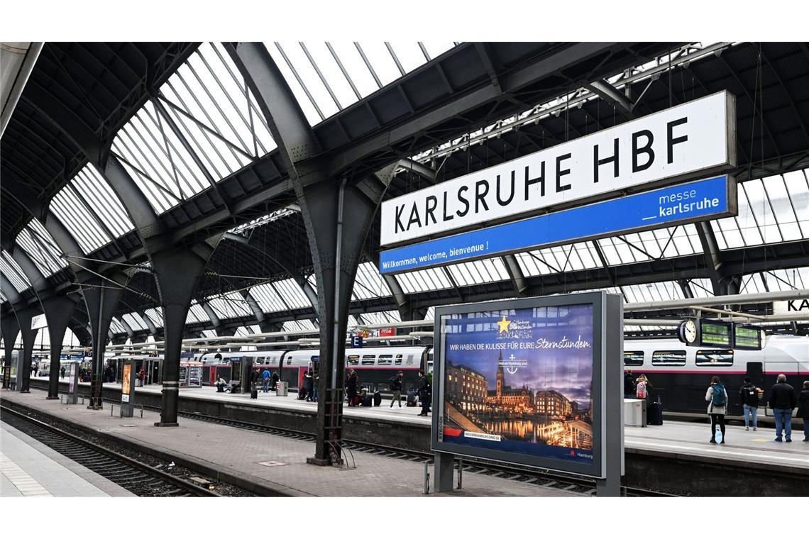 Ein Unbekannter hatte den 32-Jährigen am Karlsruher Hauptbahnhof verletzt. (Symbolbild)