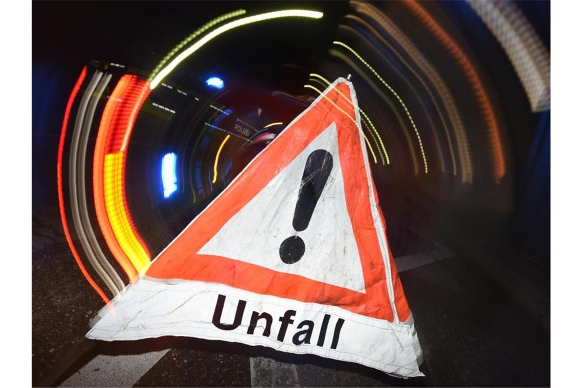 Traktor kippt um: Fahrer eingeklemmt und leicht verletzt Ein Unfall-Warndreieck. Foto: Patrick Seeger/dpa/Symbolbild