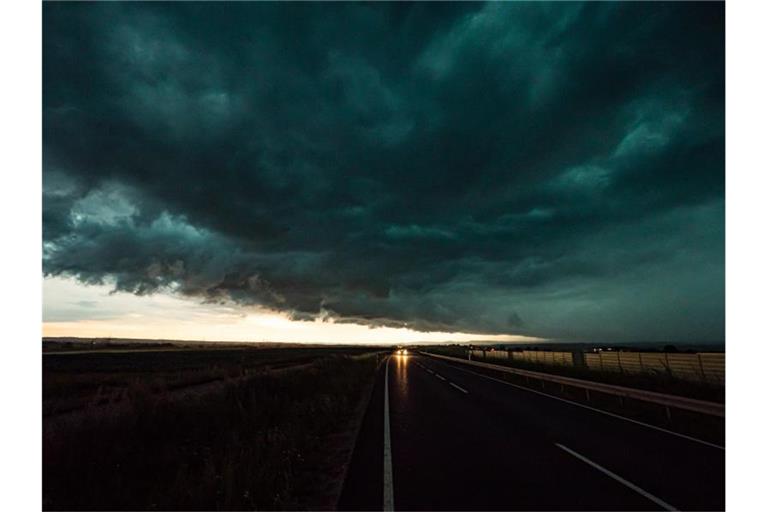 Ein Unwetter zieht über die A8 bei Esslingen und Stuttgart. Foto: Alexander Hald/vmd-images/dpa