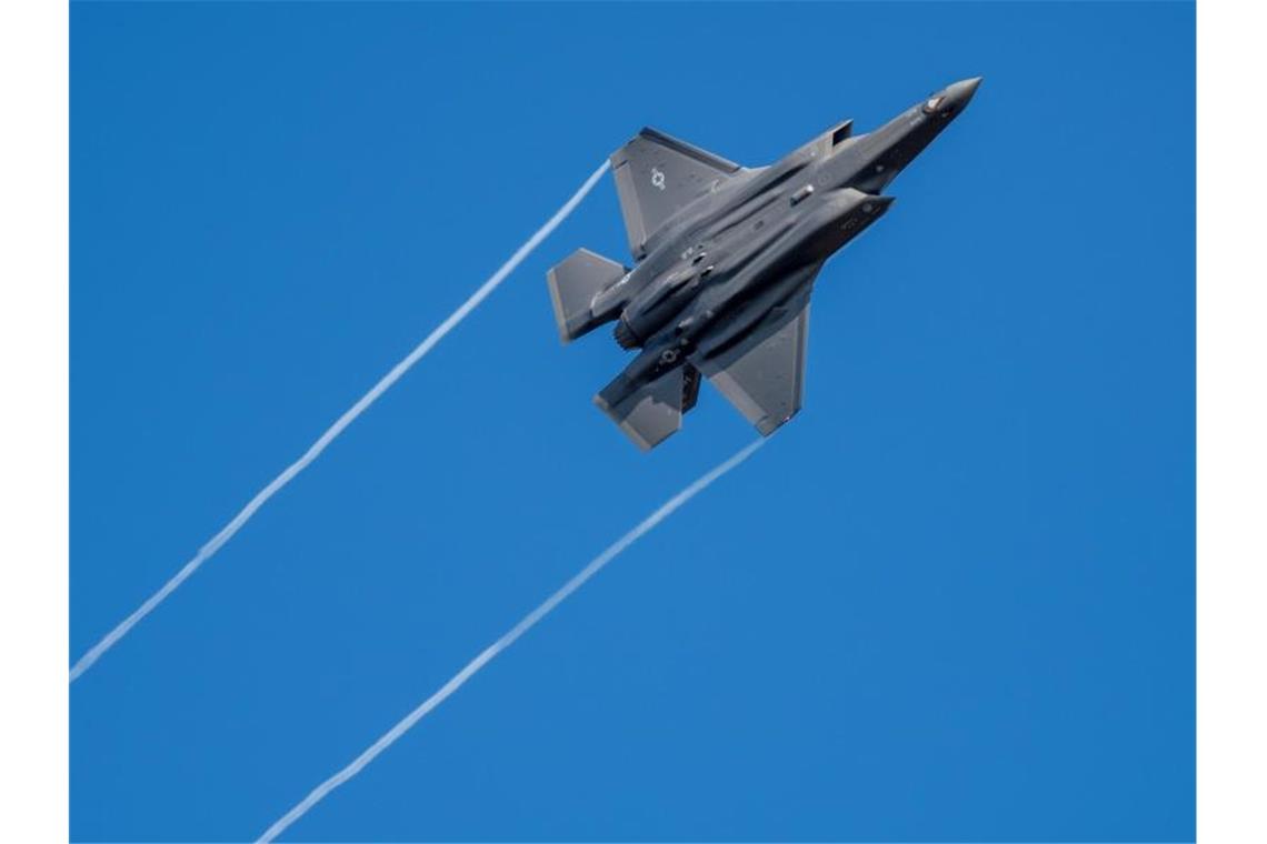 Globale Rüstungsexporte gesunken: Importwachstum in Europa Ein US-Kampfflugzeug vom Typ F-35 fliegt über der Eifel bei Spangdahlem. Foto: Harald Tittel/dpa
