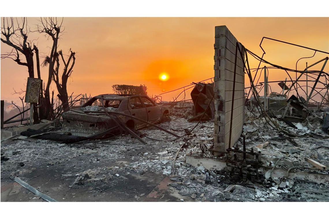 Ein verbranntes Fahrzeug in Pacific Palisades, Kalifornien, nachdem ein Waldbrand die Region verwüstet hat.