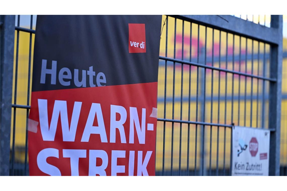 Ein Verdi-Plakat an einem Eingangstor eines DHL-Standorts - auch am Donnerstag sind vielerorts solche Hinweise zu sehen.