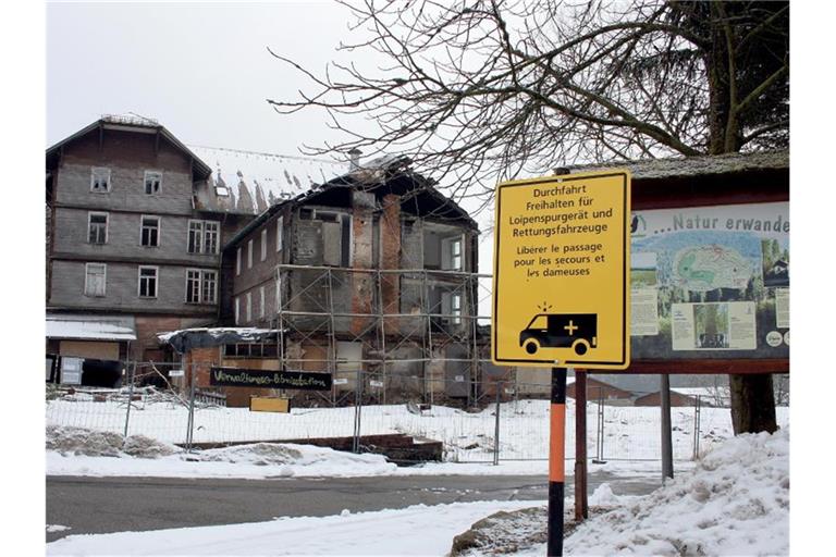 Ein verfallenes Hotel steht an der Schwarzwaldhochstraße am Hundseck. Foto: picture alliance / Sönke Möhl/dpa/Archivbild