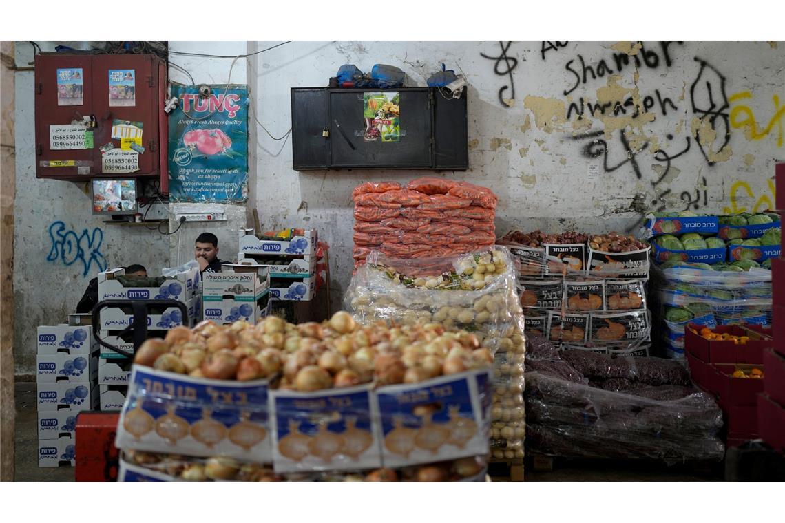 Ein Verkäufer wartet auf einem Straßenmarkt in der Stadt Ramallah im Westjordanland auf Kunden.