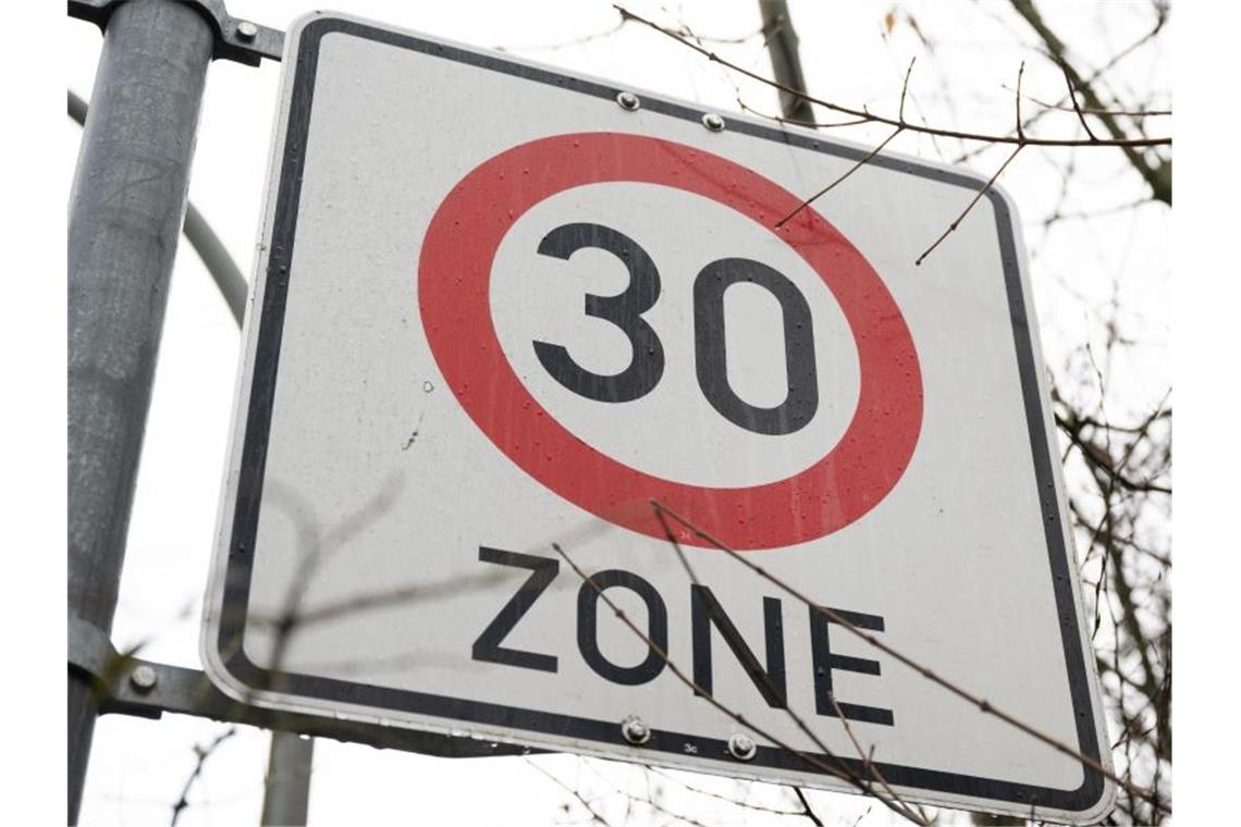 Ein Verkehrsschild mit der Aufschrift 30 Zone, weist auf eine Tempo-30-Zone hin. Foto: Bernd Weißbrod/dpa/Symbolbild