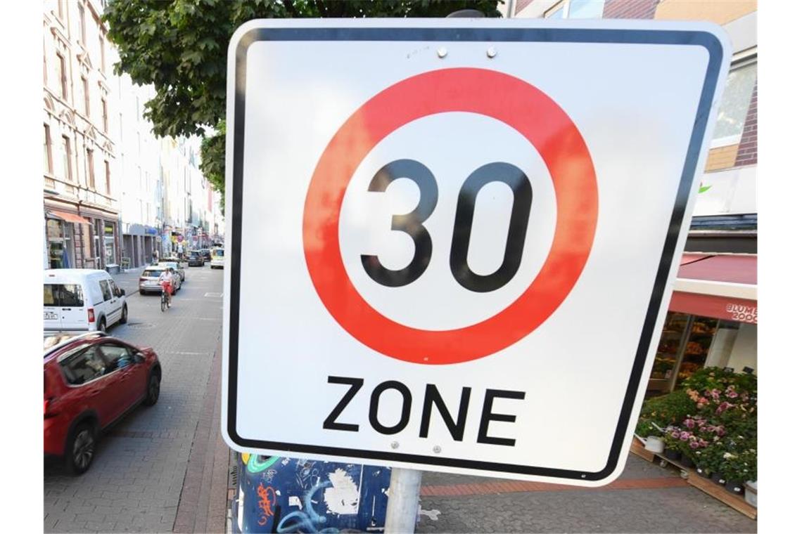 Ein Verkehrsschild weist auf eine Tempo-30-Zone hin. Foto: Arne Dedert/dpa/Symbolbild