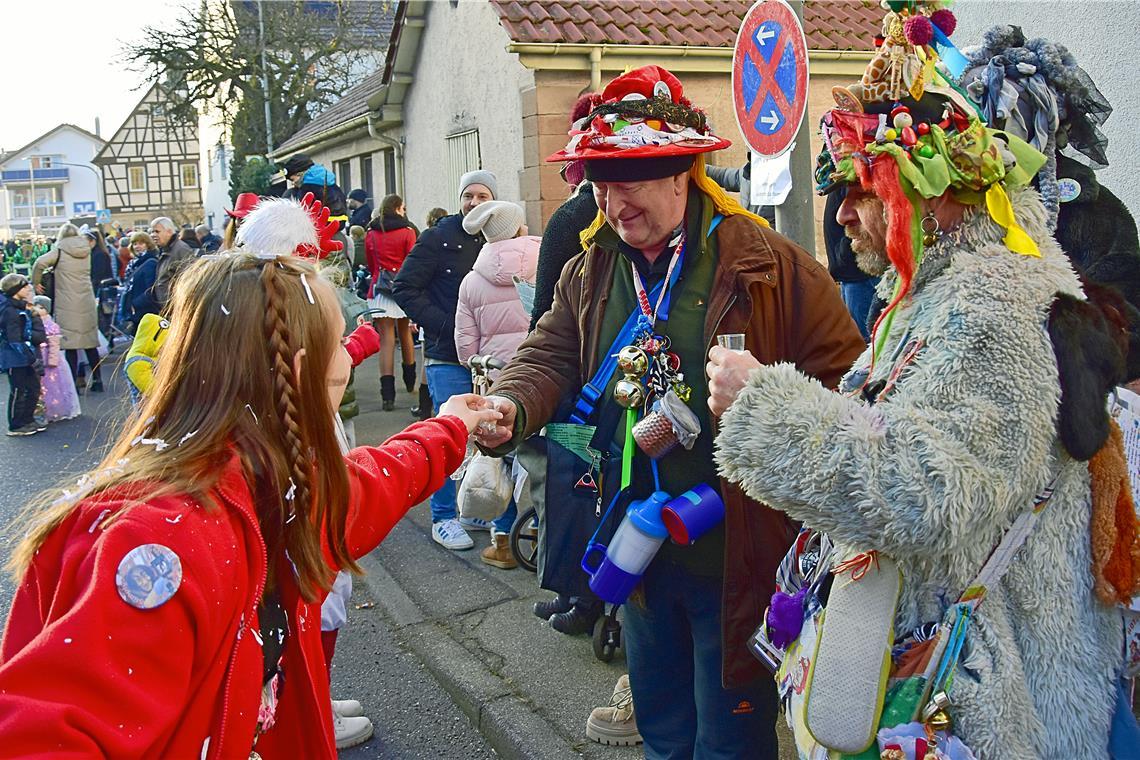 Ein verrücktes Huhn aus Althütte verteilt leckeren Eierlikör an die Fasching-Fan...