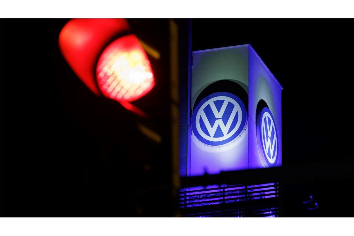 Ein Volkswagen Emblem an einem Turm vom Werk der Volkswagen Osnabrück GmbH.