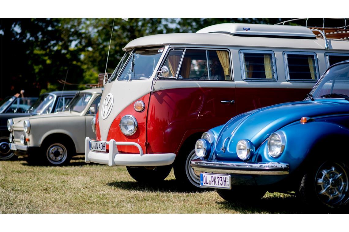 Ein Volkswagen T1 und ein VW-Käfer  beim Bockhorner Oldtimermarkt.