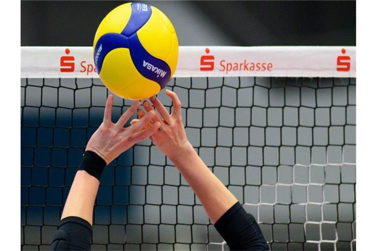 Ein Volleyballspiel. Foto: Robert Michael/dpa-Zentralbild/dpa/Symbolbild