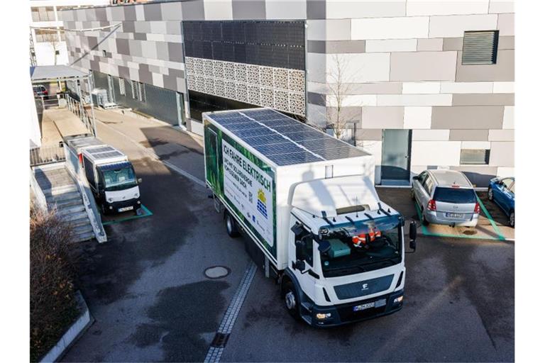 Ein vollständig elektrisch angetriebener Versuchs-LKW mit einer Photovoltaik-Anlage auf dem Dach. Foto: Philipp von Ditfurth/dpa