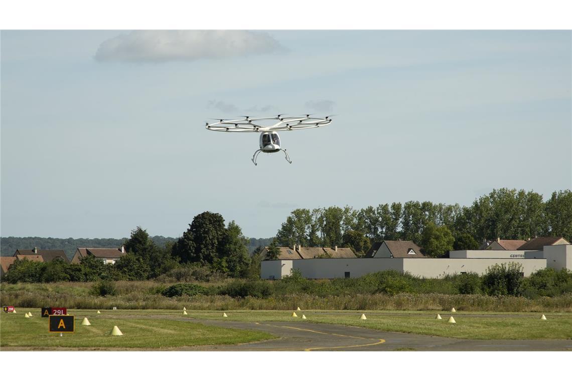 Ein Volocopter hebt vor den Toren von Paris ab.