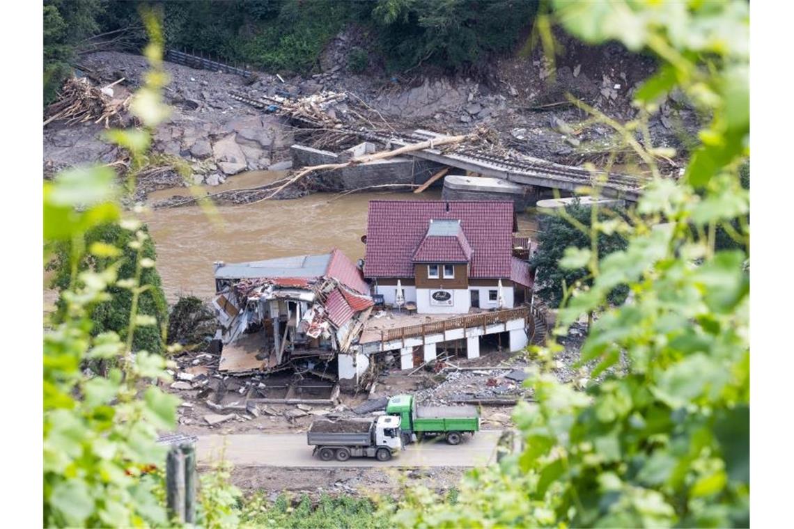 Über 150 Tote nach Hochwassern im Westen Deutschlands Ein vom Fluss Ahr zerstörtes Haus in Marienthal. Foto: Philipp von Ditfurth/dpa