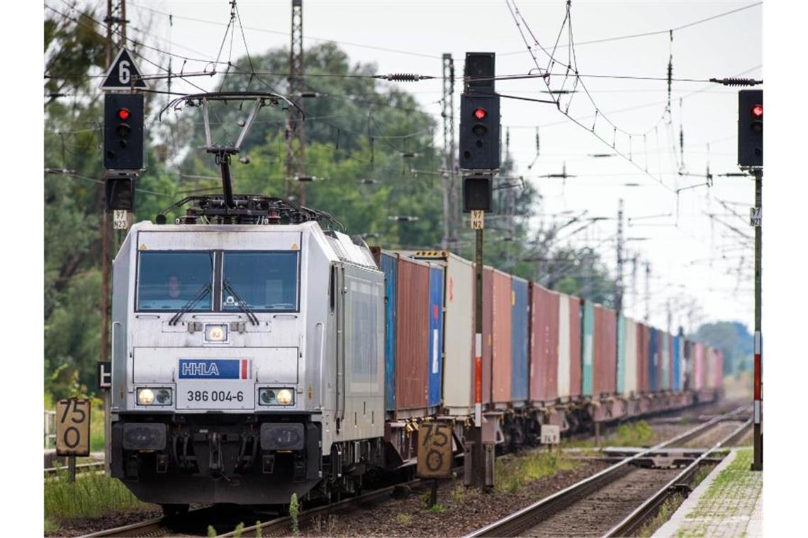Eisenbahnbundesamt: Güterzüge machen weniger Lärm Ein von einer E-Lok der Hamburger Hafen und Logistik AG (HHLA) gezogener Güterzug passiert den Bahnhof des Dorfes Priort in der Gemeinde Wustermark in Brandenburg. Foto: Soeren Stache/dpa-Zentralbild/dpa