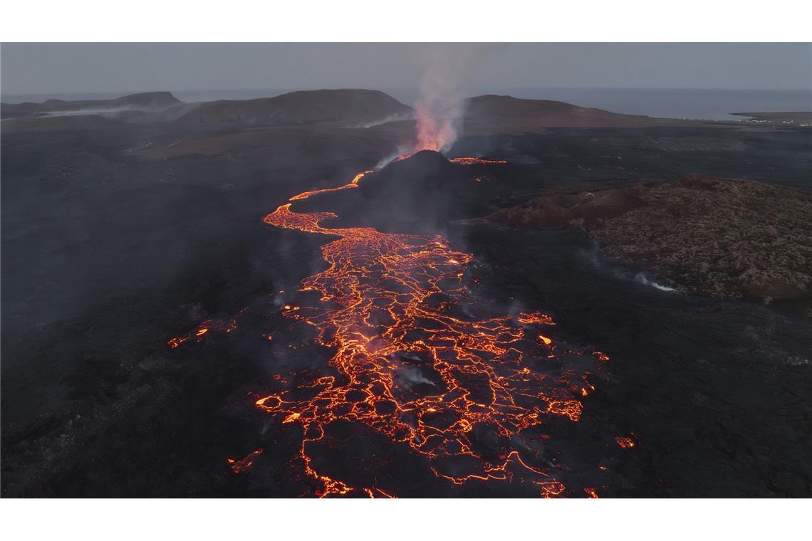 Ein Vulkan im Südwesten Islands ist ausgebrochen und spuckt rote Lava in der Nähe der Küstenstadt Grindavik.