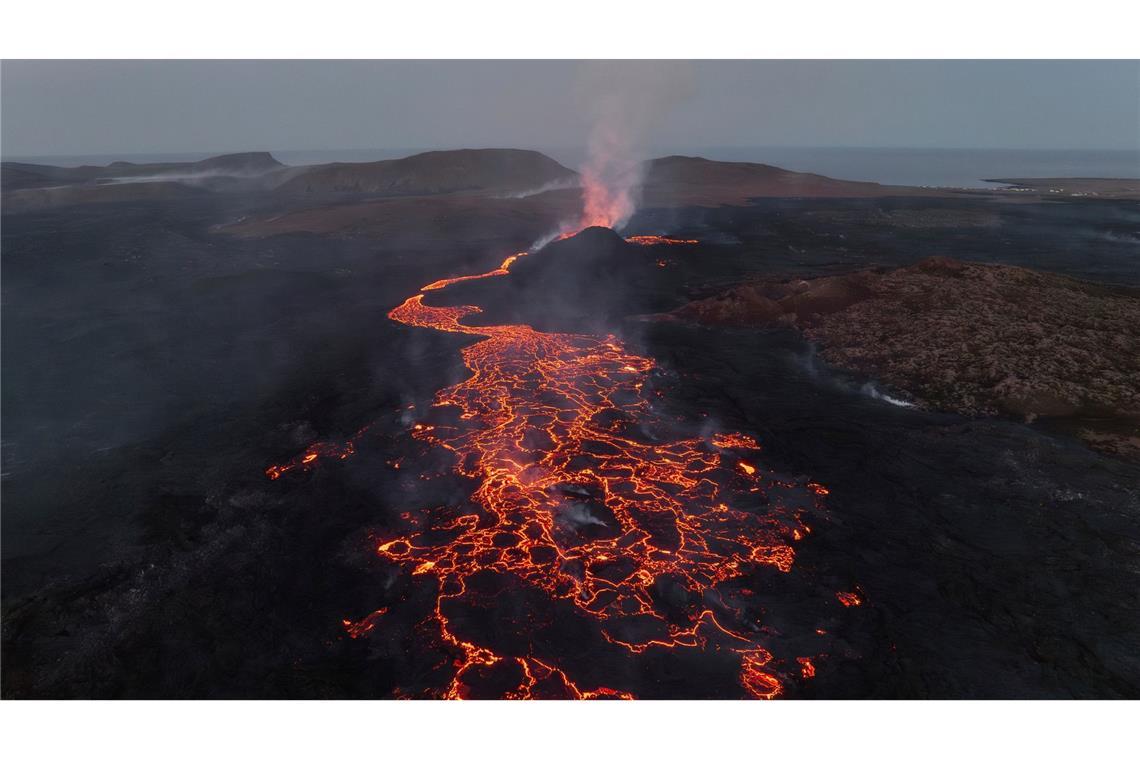 Ein Vulkan ist in der Nähe der Küstenstadt Grindavik im Südwesten Islands ausgebrochen, die Lava verteilt sich hier über der Eruptionsstelle.