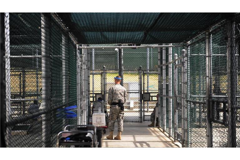 Ein Wachmann bewacht Gefangene im Trainingsbereich des Gefangenenlagers Camp 5 auf dem US-Marinestützpunkt Guantanamo Bay (Archivfoto).