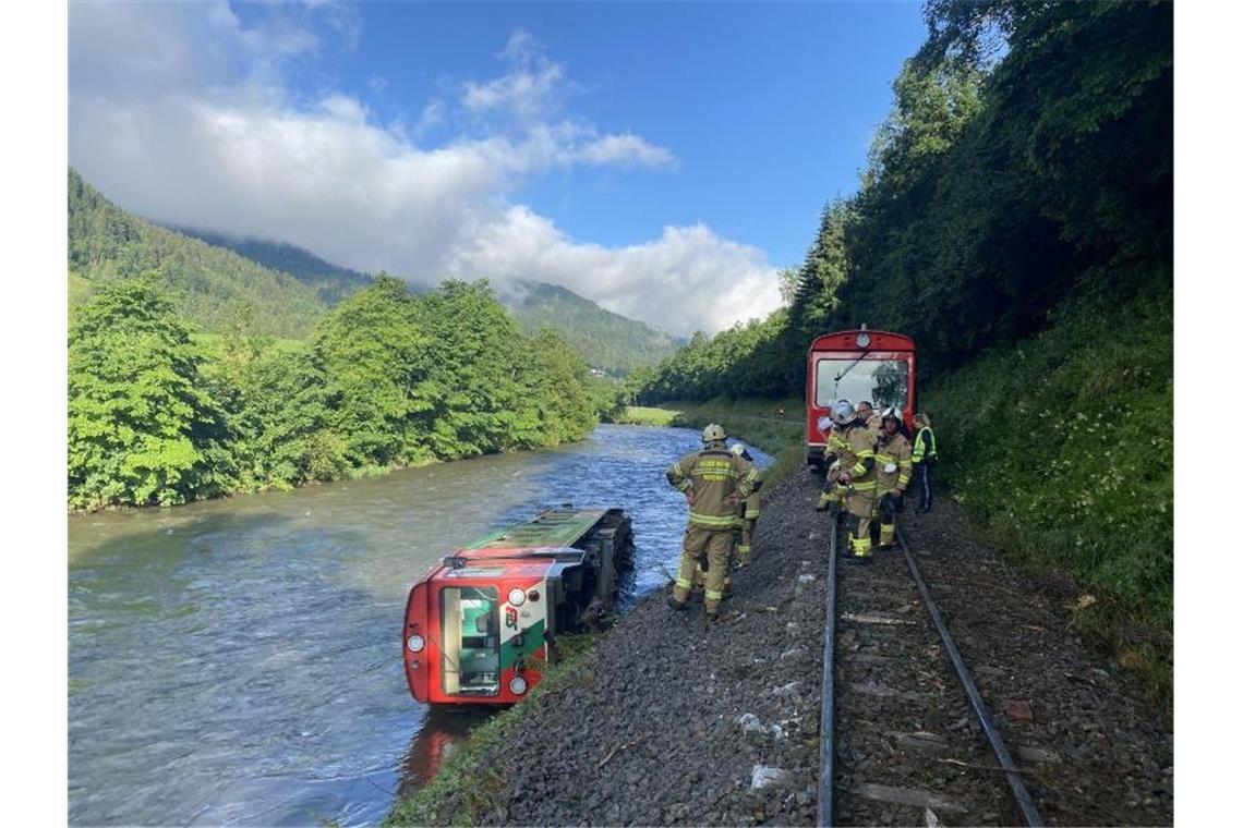 17 Schüler bei Zugunfall in Österreich verletzt Ein Waggon eines Regionalzugs liegt in der Mur. Foto: -/FREIWILLIGE FEUERWEHR TAMSWEG/APA/dpa