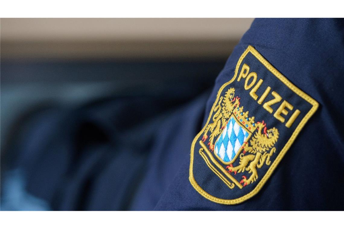 Ein Wappen der Bayerischen Polizei an einer Uniform.