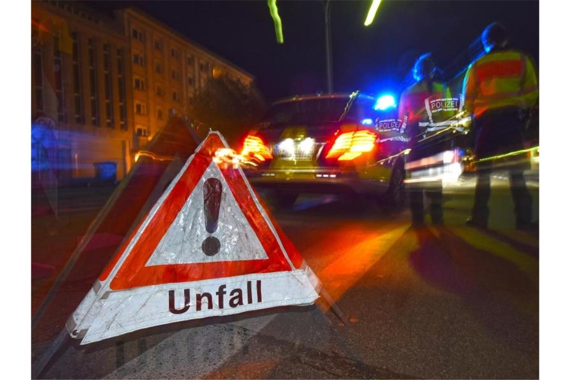 Geländewagen rollt Hang hinab: 20 000 Euro Schaden Ein Warndreieck mit dem Schriftzug „Unfall“ steht vor einem Polizeifahrzeug. Foto: Patrick Seeger/dpa/Illustration